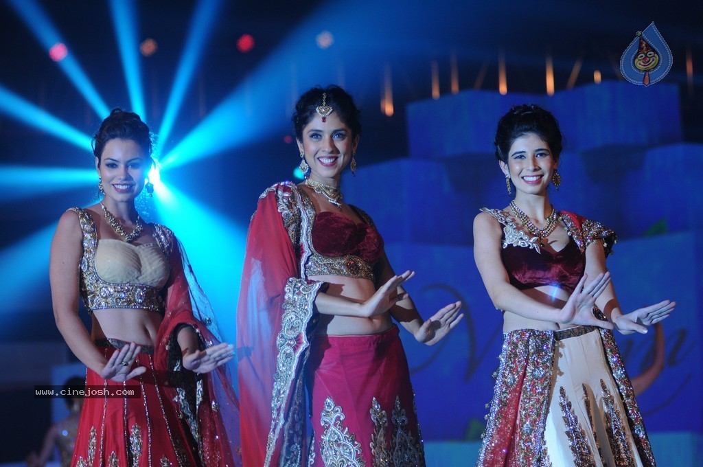 Top Bolly Celebs at IBJA Fashion Show - 204 / 207 photos