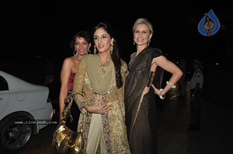 Top Bolly Celebs at Laila Khan's Wedding Reception - 19 / 56 photos