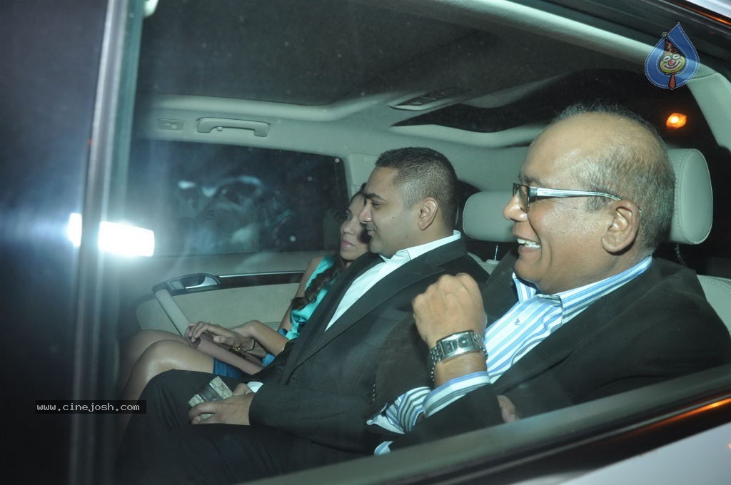 Top Bolly n Cricket Stars at Sachin Tendulkar Party - 81 / 152 photos