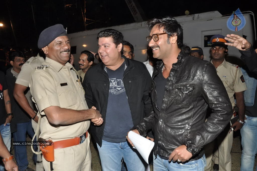 Top Bollywood Celebs at UMANG 2013 - 11 / 38 photos