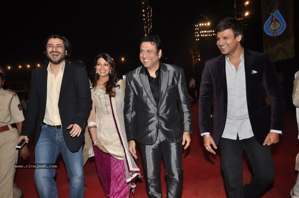 Top Bollywood Celebs at UMANG 2013 - 17 / 38 photos