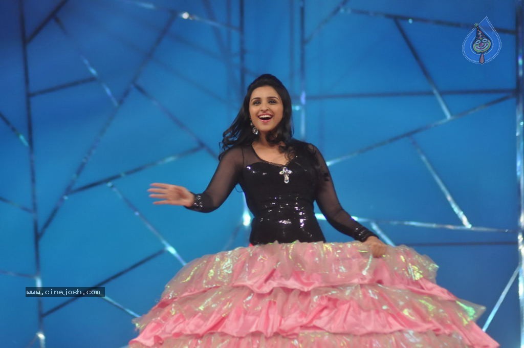 Top Bollywood Celebs at UMANG 2013 - 27 / 38 photos