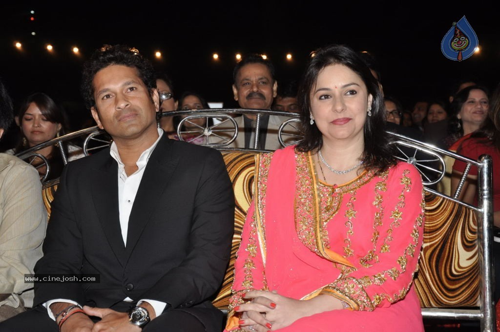 Top Bollywood Celebs at UMANG 2013 - 30 / 38 photos