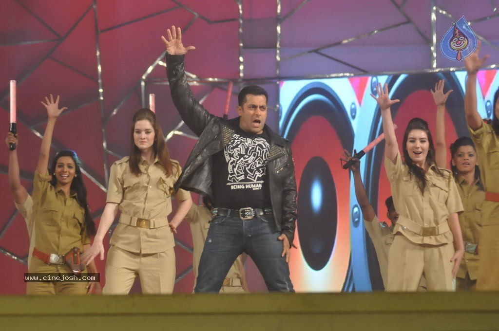 Top Bollywood Celebs at UMANG 2013 - 31 / 38 photos
