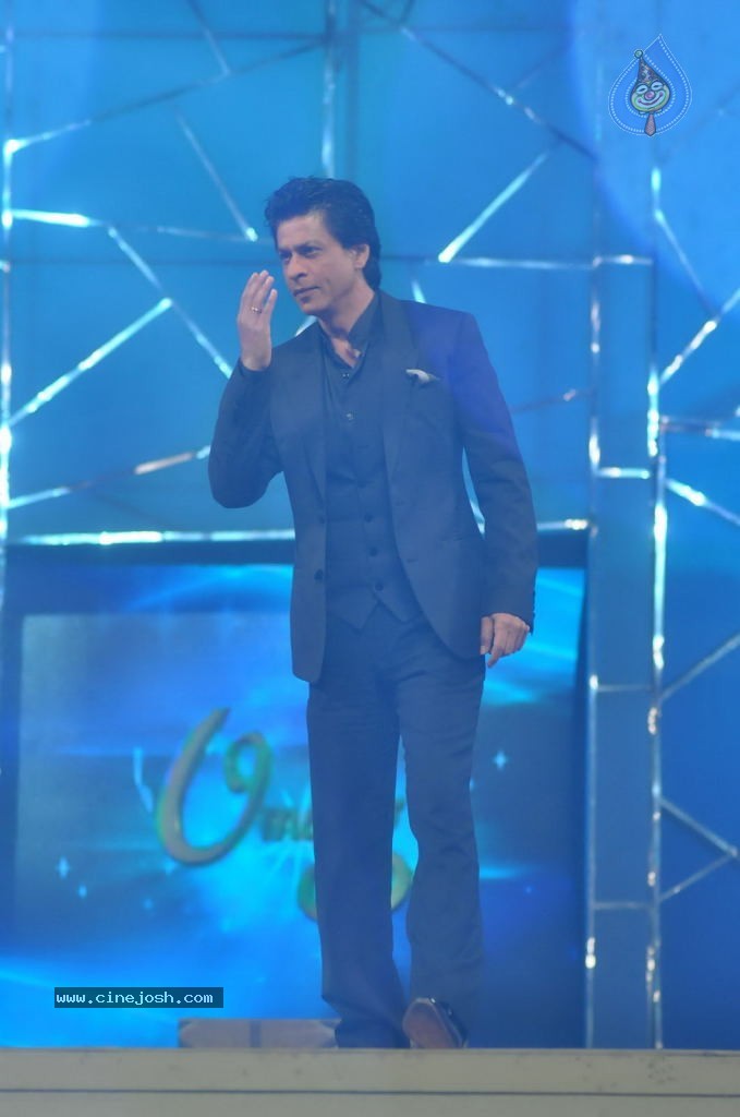 Top Bollywood Celebs at UMANG 2013 - 33 / 38 photos