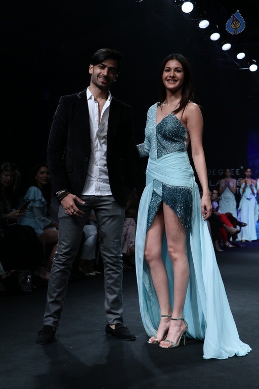 Top Celebrities at 2017 LFW Summer 1 - 26 / 75 photos