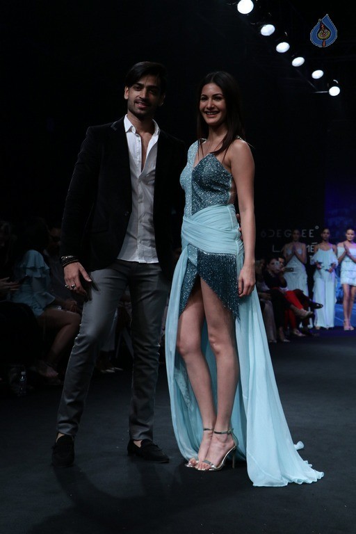 Top Celebrities at 2017 LFW Summer 1 - 37 / 75 photos