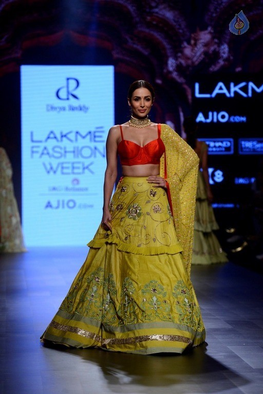 Top Celebrities at 2017 LFW Summer 2 - 6 / 84 photos