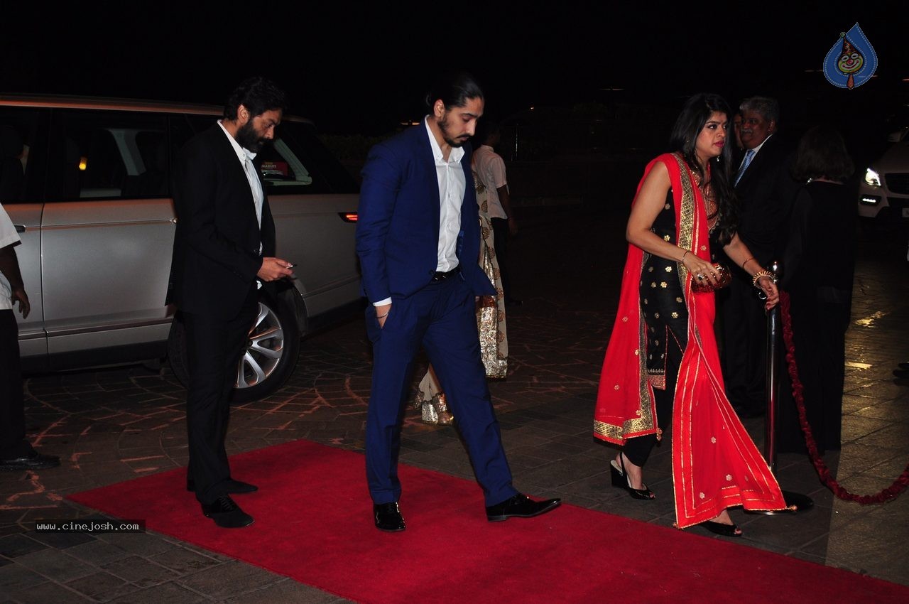 Top Celebs At Arpita Khan Wedding Reception 03 Photo 265 Of 268 In arpita khan wedding huge crowed of bollywood actors are participated and both khan shahrukh and aamir are also invited. cinejosh