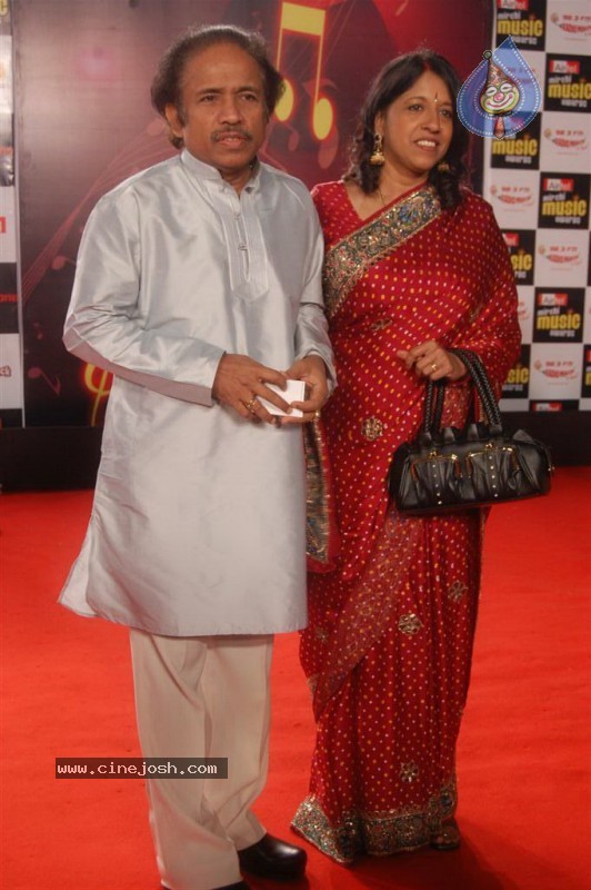 Top Celebs at Radio Mirchi Awards - 35 / 125 photos