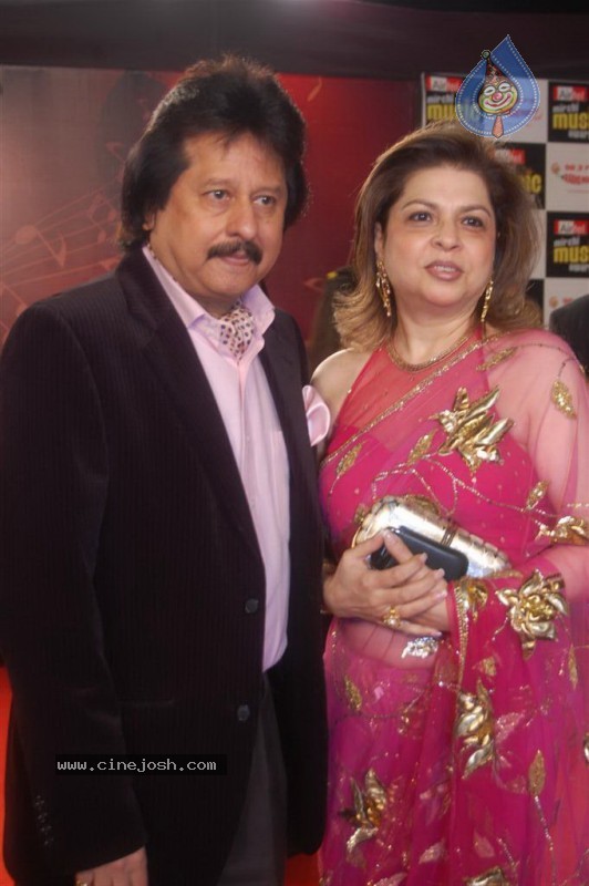 Top Celebs at Radio Mirchi Awards - 64 / 125 photos