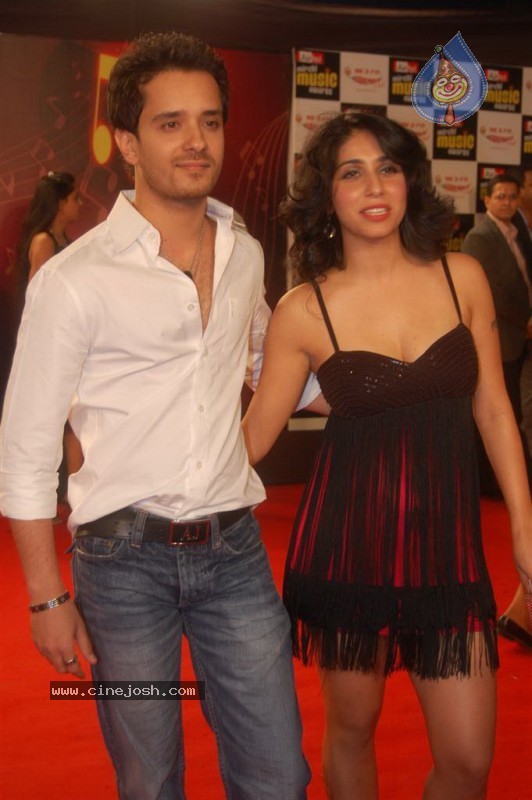 Top Celebs at Radio Mirchi Awards - 74 / 125 photos