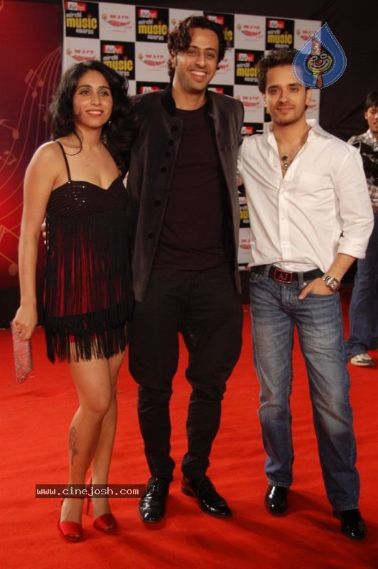 Top Celebs at Radio Mirchi Awards - 106 / 125 photos
