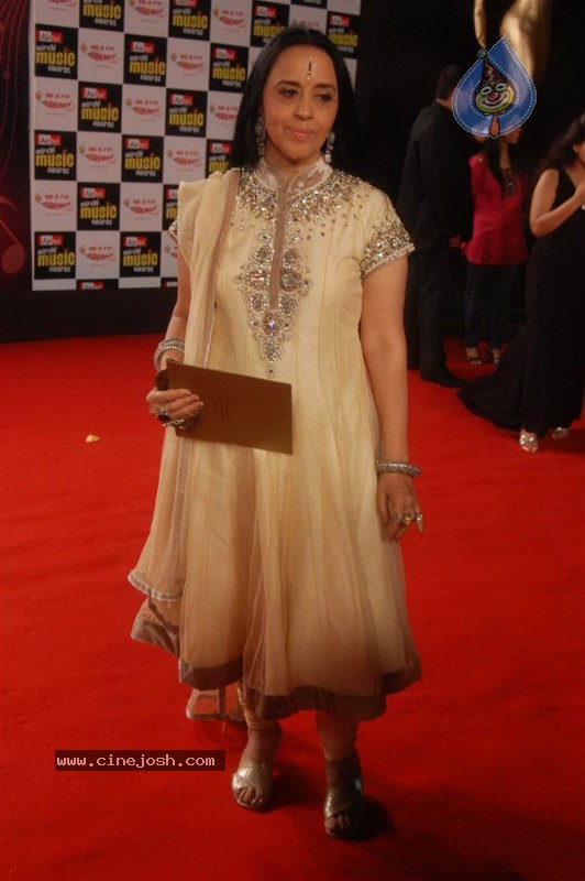 Top Celebs at Radio Mirchi Awards - 113 / 125 photos