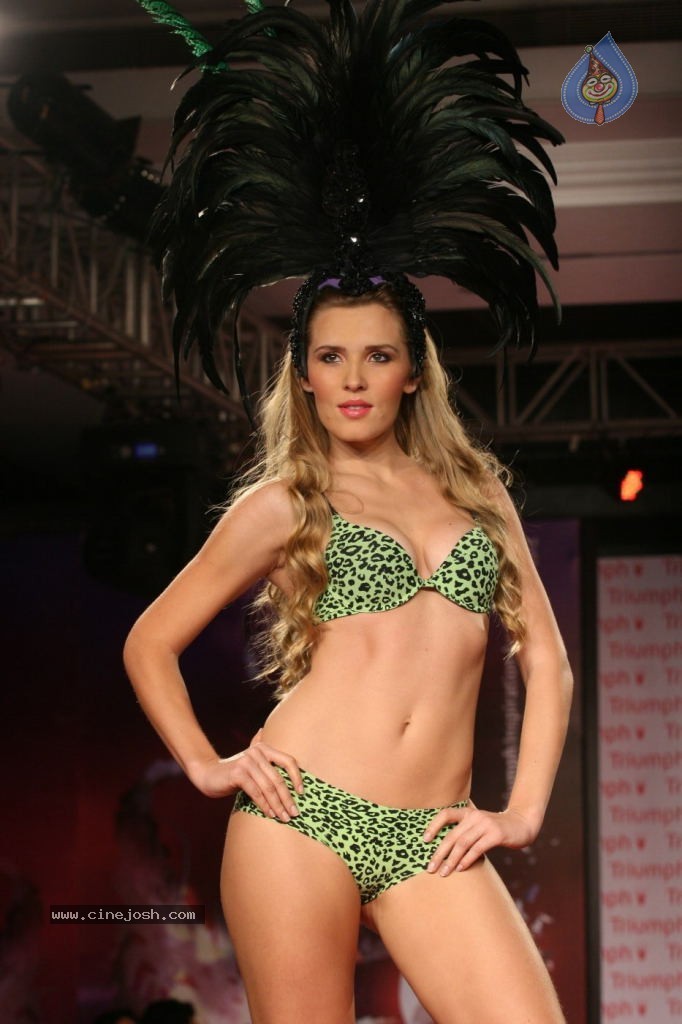 Triumph Lingerie Hot Fashion Show - 21 / 42 photos