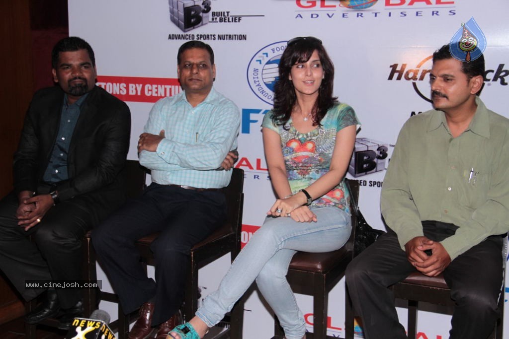 Tulip Joshi at Football Marathon Run 2012 Event - 42 / 42 photos
