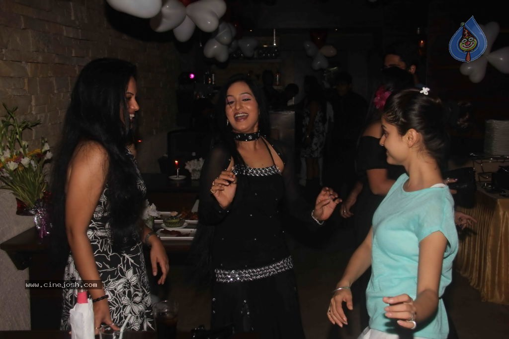 TV Actress Sangeeta Bday Party - 22 / 31 photos
