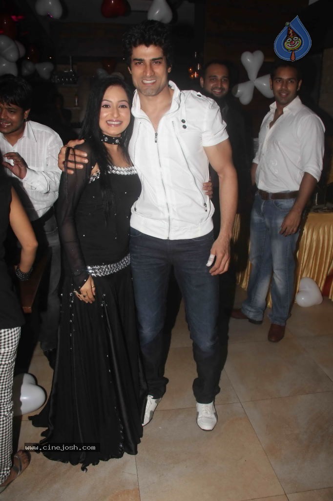 TV Actress Sangeeta Bday Party - 26 / 31 photos