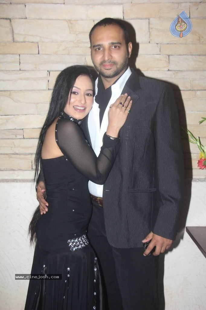 TV Actress Sangeeta Bday Party - 27 / 31 photos