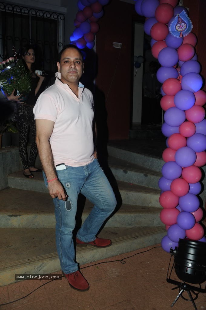 TV Actress Sara Khan Bday Party - 16 / 32 photos