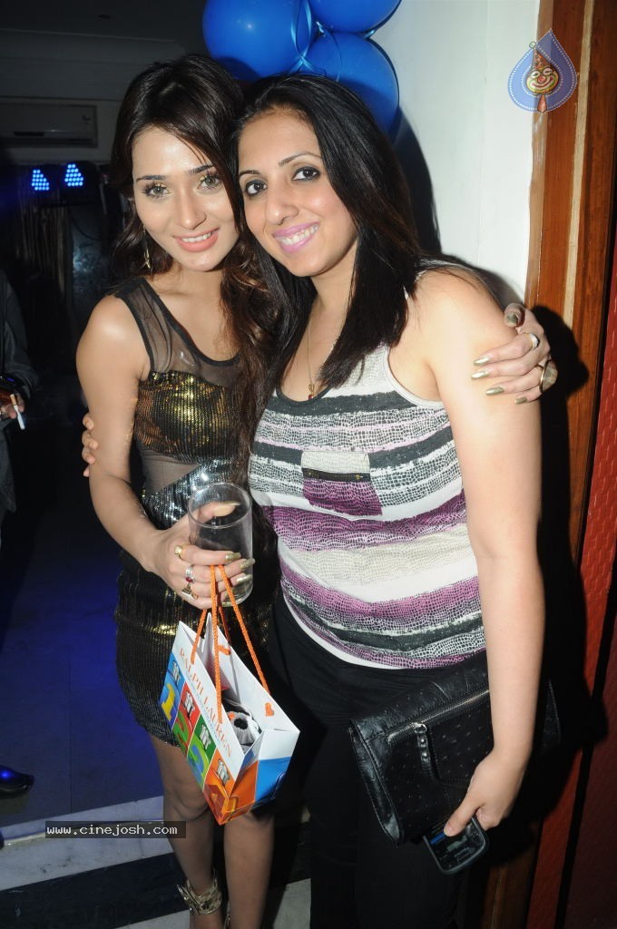 TV Actress Sara Khan Bday Party - 28 / 32 photos