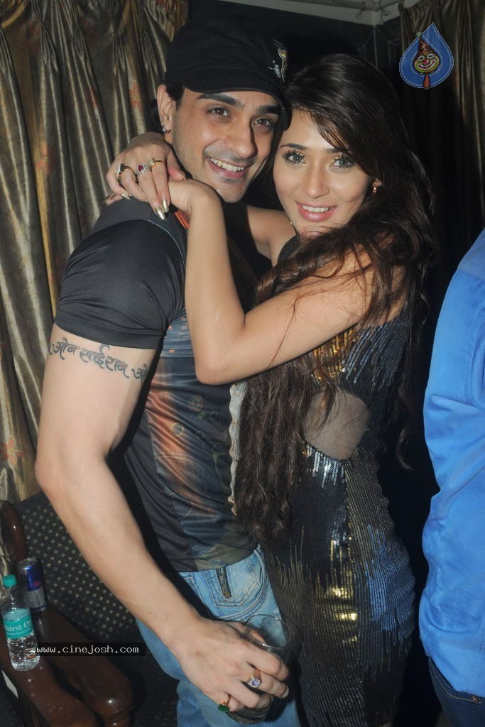 TV Actress Sara Khan Bday Party - 29 / 32 photos