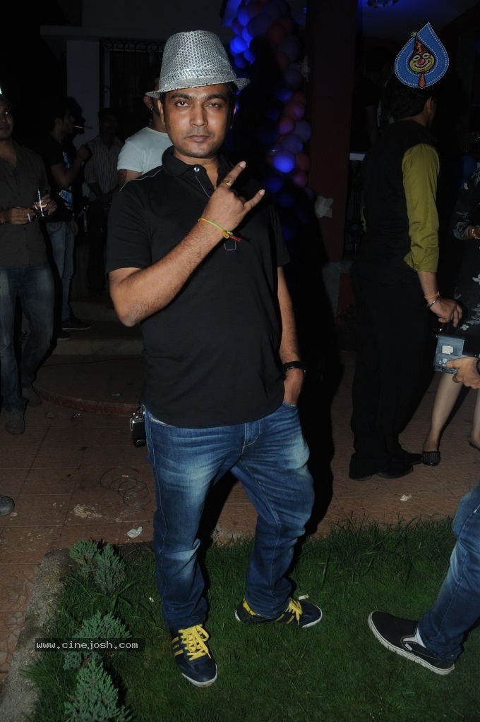 TV Actress Sara Khan Bday Party - 32 / 32 photos