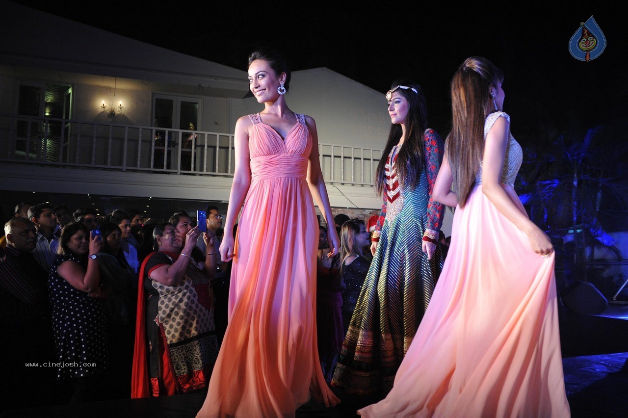 TV Celebs Walk The Ramp at Telly Calendar 2015 Launch - 70 / 98 photos