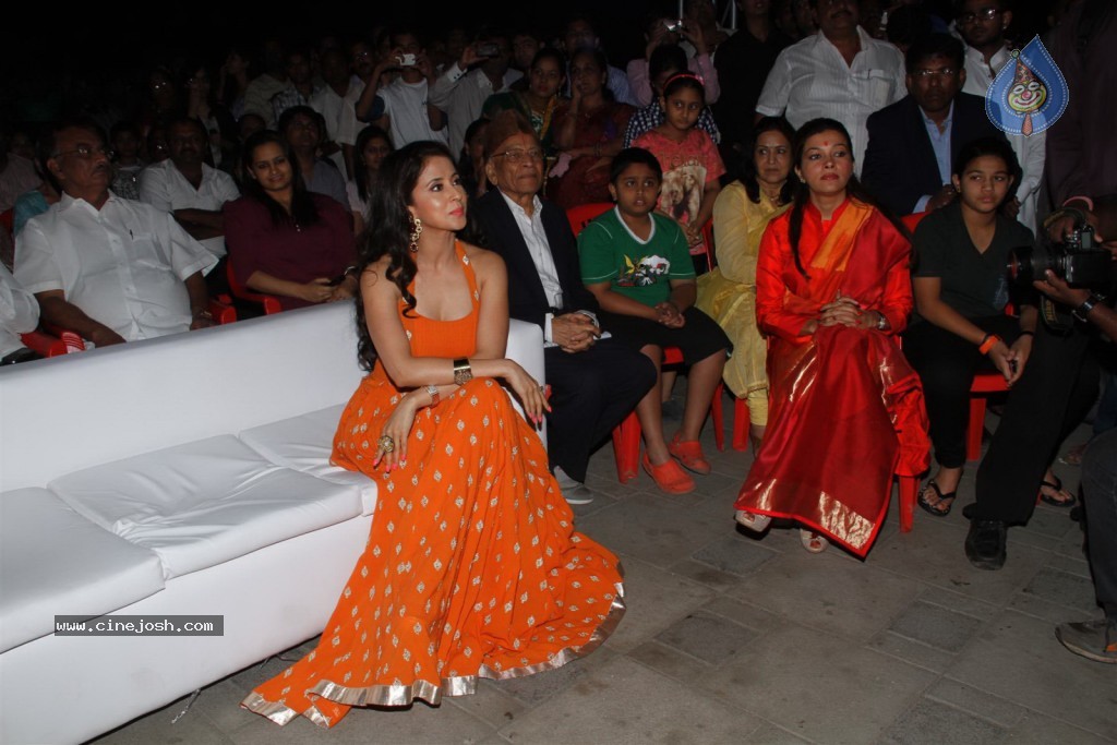 Urmila Matondkar at Worli Festival - 8 / 35 photos