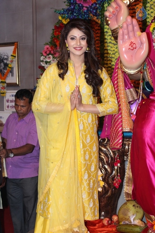 Urvashi Rautela and Poonam Pandey Ganesh Darshan Photos - 14 / 28 photos