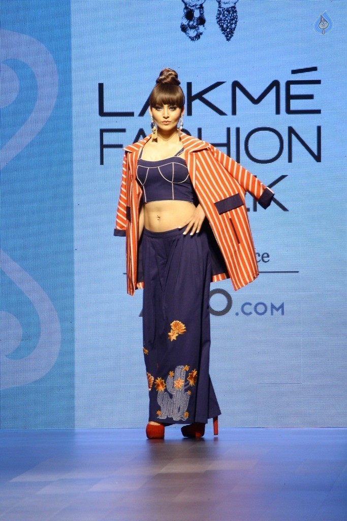 Urvashi Rautela at LFW Summer 2017 - 4 / 37 photos