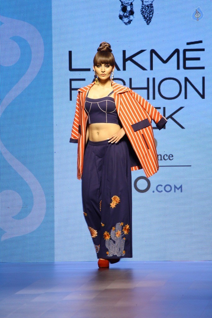 Urvashi Rautela at LFW Summer 2017 - 5 / 37 photos