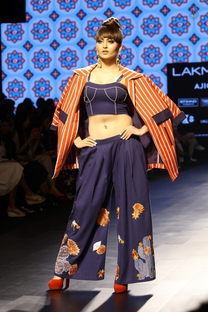Urvashi Rautela at LFW Summer 2017 - 7 / 37 photos