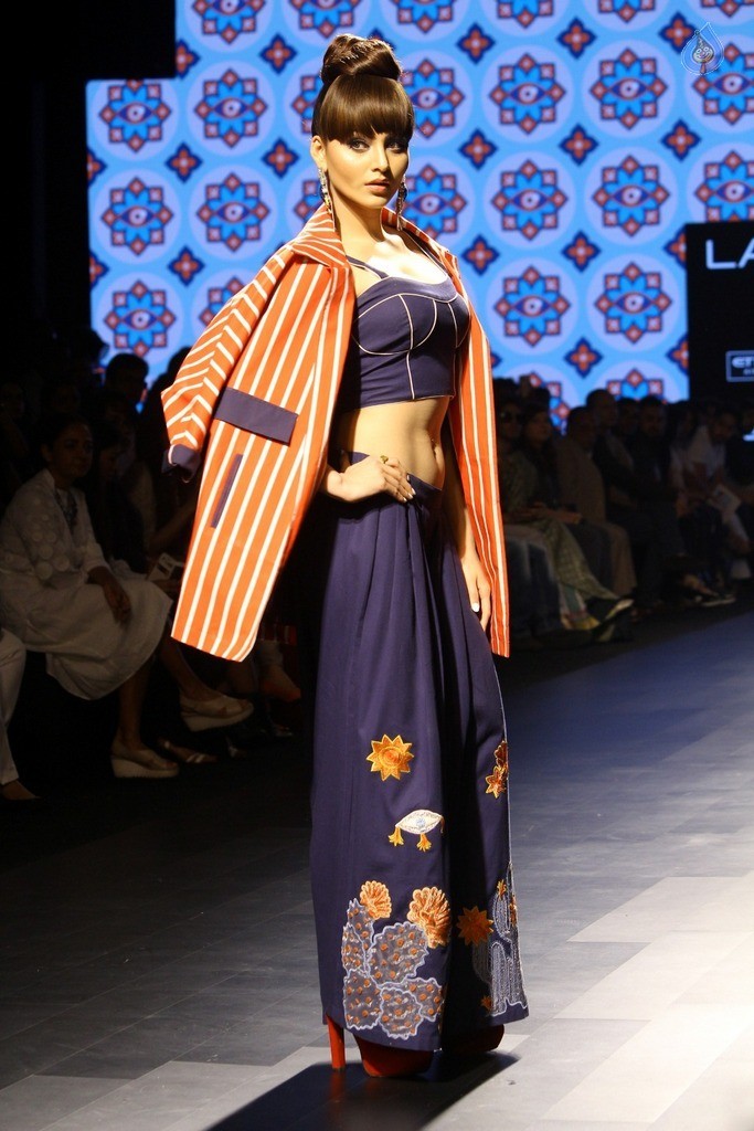Urvashi Rautela at LFW Summer 2017 - 9 / 37 photos