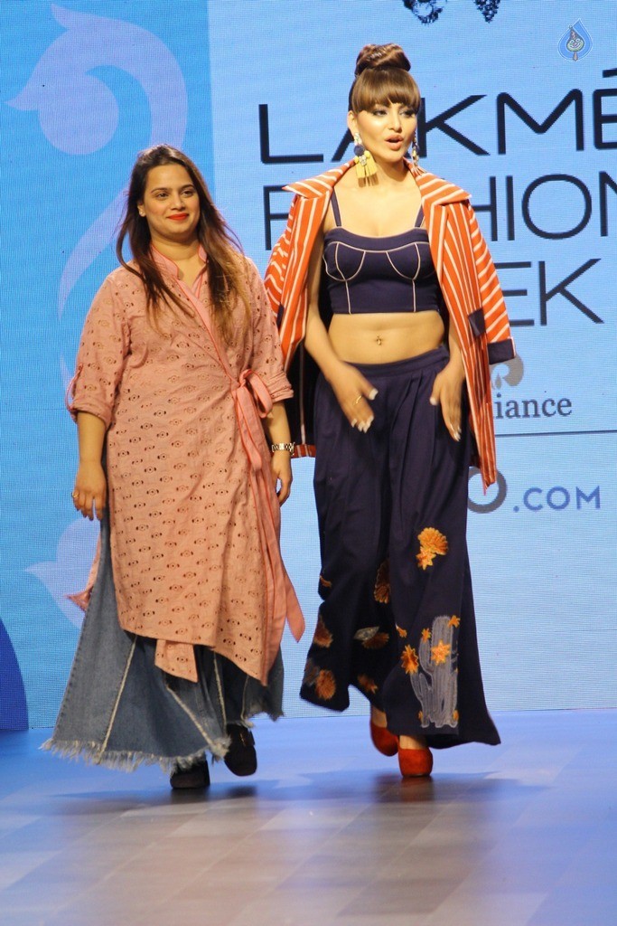 Urvashi Rautela at LFW Summer 2017 - 11 / 37 photos
