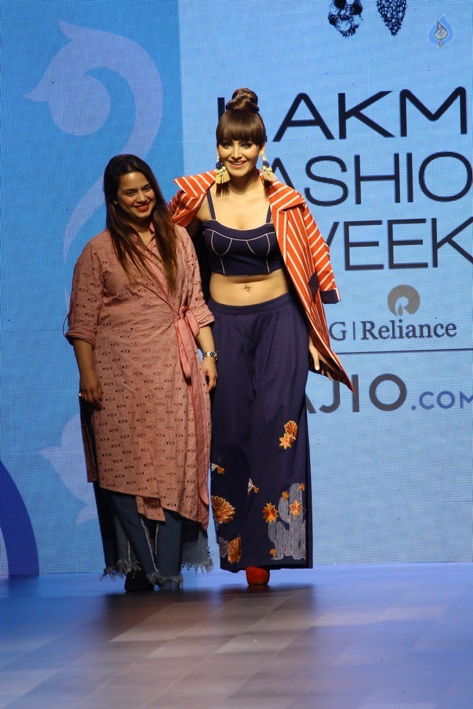 Urvashi Rautela at LFW Summer 2017 - 16 / 37 photos