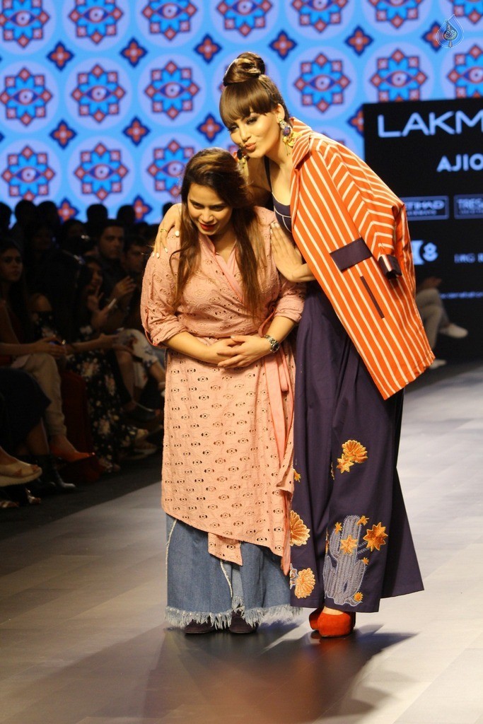 Urvashi Rautela at LFW Summer 2017 - 18 / 37 photos