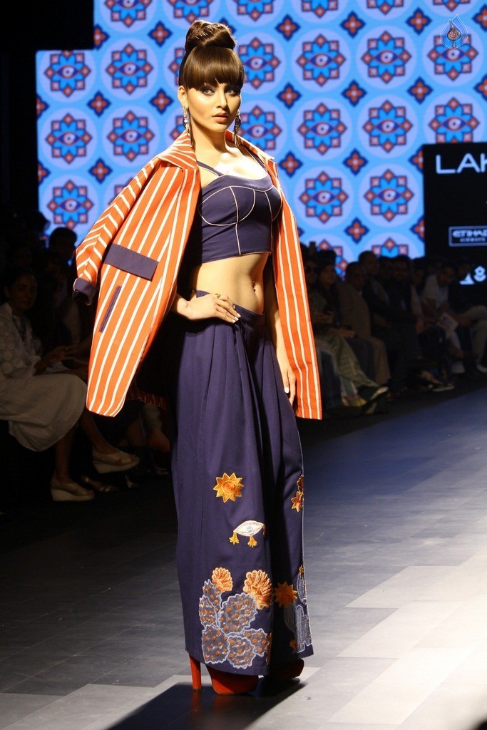 Urvashi Rautela at LFW Summer 2017 - 20 / 37 photos