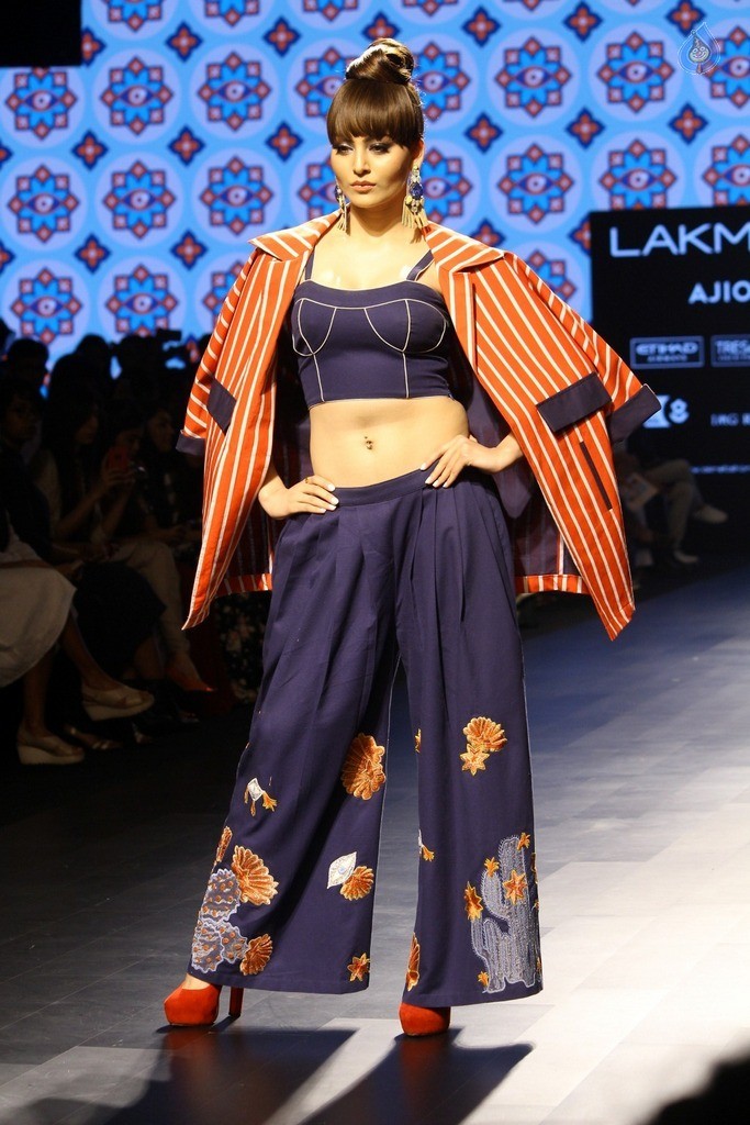 Urvashi Rautela at LFW Summer 2017 - 21 / 37 photos