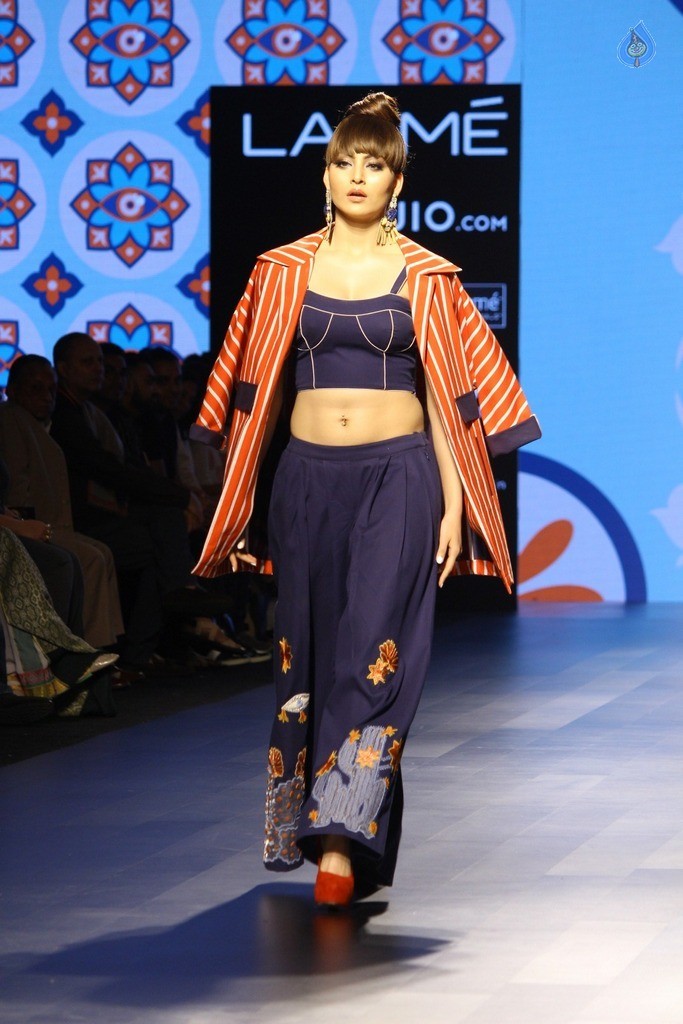Urvashi Rautela at LFW Summer 2017 - 22 / 37 photos