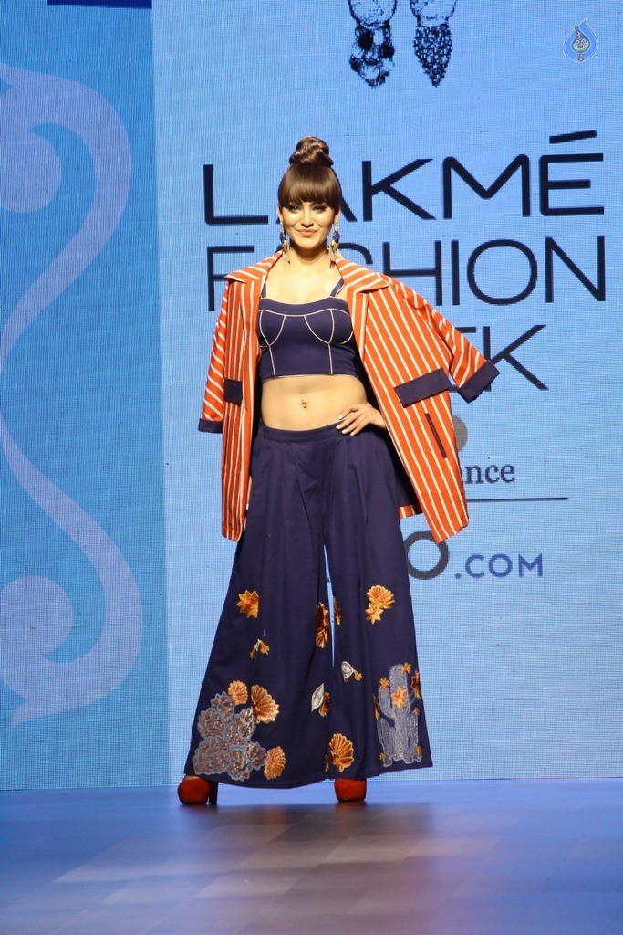 Urvashi Rautela at LFW Summer 2017 - 23 / 37 photos