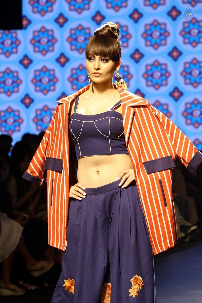 Urvashi Rautela at LFW Summer 2017 - 24 / 37 photos