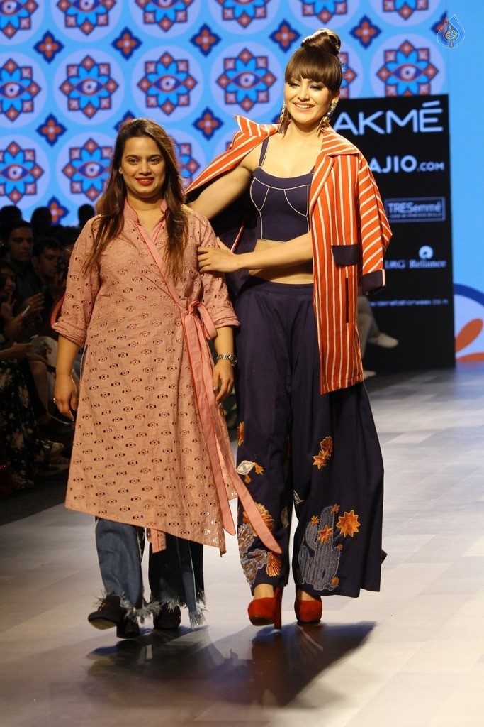 Urvashi Rautela at LFW Summer 2017 - 26 / 37 photos