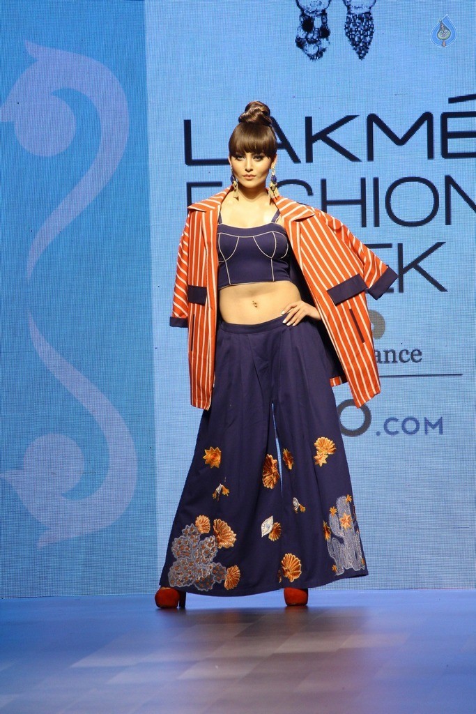 Urvashi Rautela at LFW Summer 2017 - 30 / 37 photos