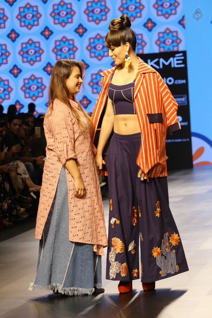 Urvashi Rautela at LFW Summer 2017 - 31 / 37 photos