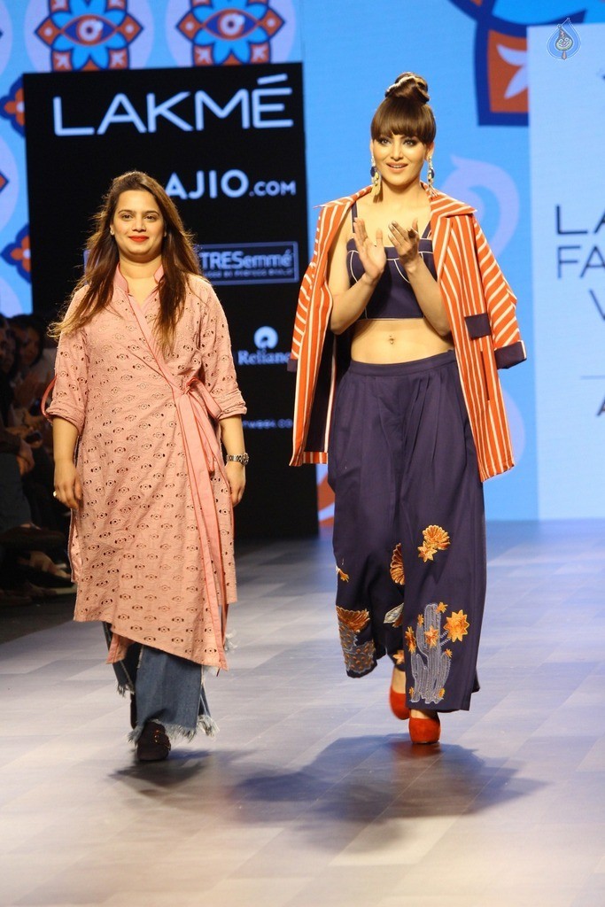 Urvashi Rautela at LFW Summer 2017 - 37 / 37 photos