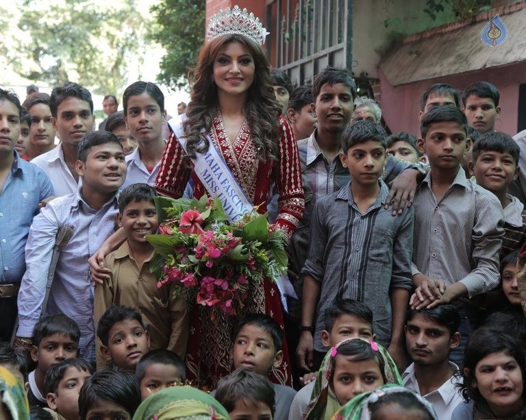 Urvashi Rautela Celebrates Children Day - 4 / 6 photos