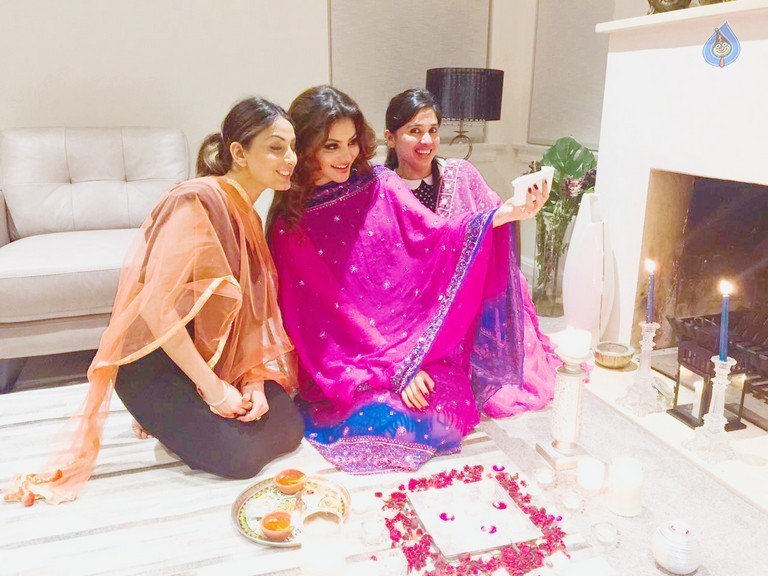 Urvashi Rautela Celebrates Deewali - 20 / 32 photos