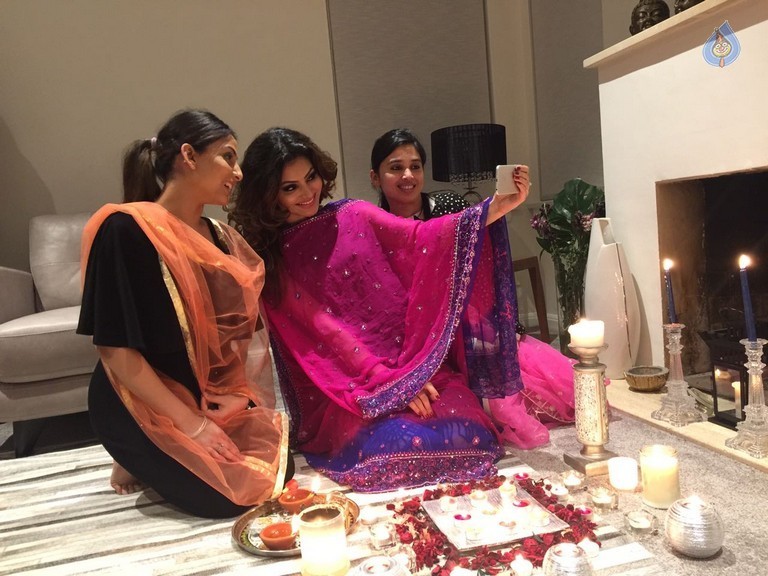 Urvashi Rautela Celebrates Deewali - 21 / 32 photos