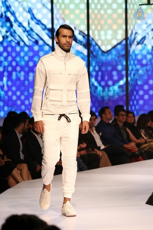 Van Heusen and GQ Fashion Nights 2016 - 14 / 42 photos